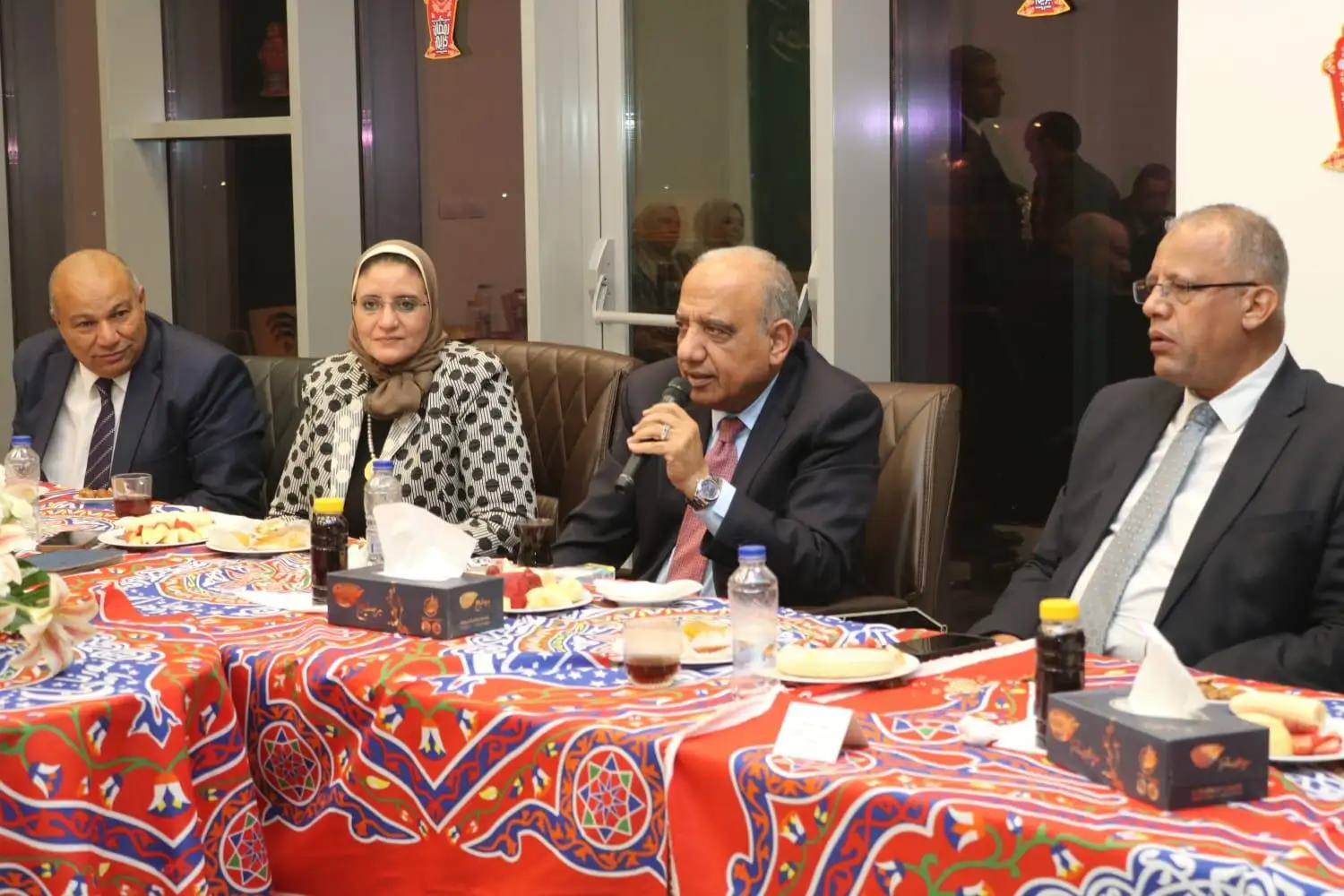 ''وزير الكهرباء'' يشارك العاملين بالمركز القومي للتحكم فى الطاقة إفطارهم ويتابع سير العمل ويطمئن على جودة التغذية الكهربائية