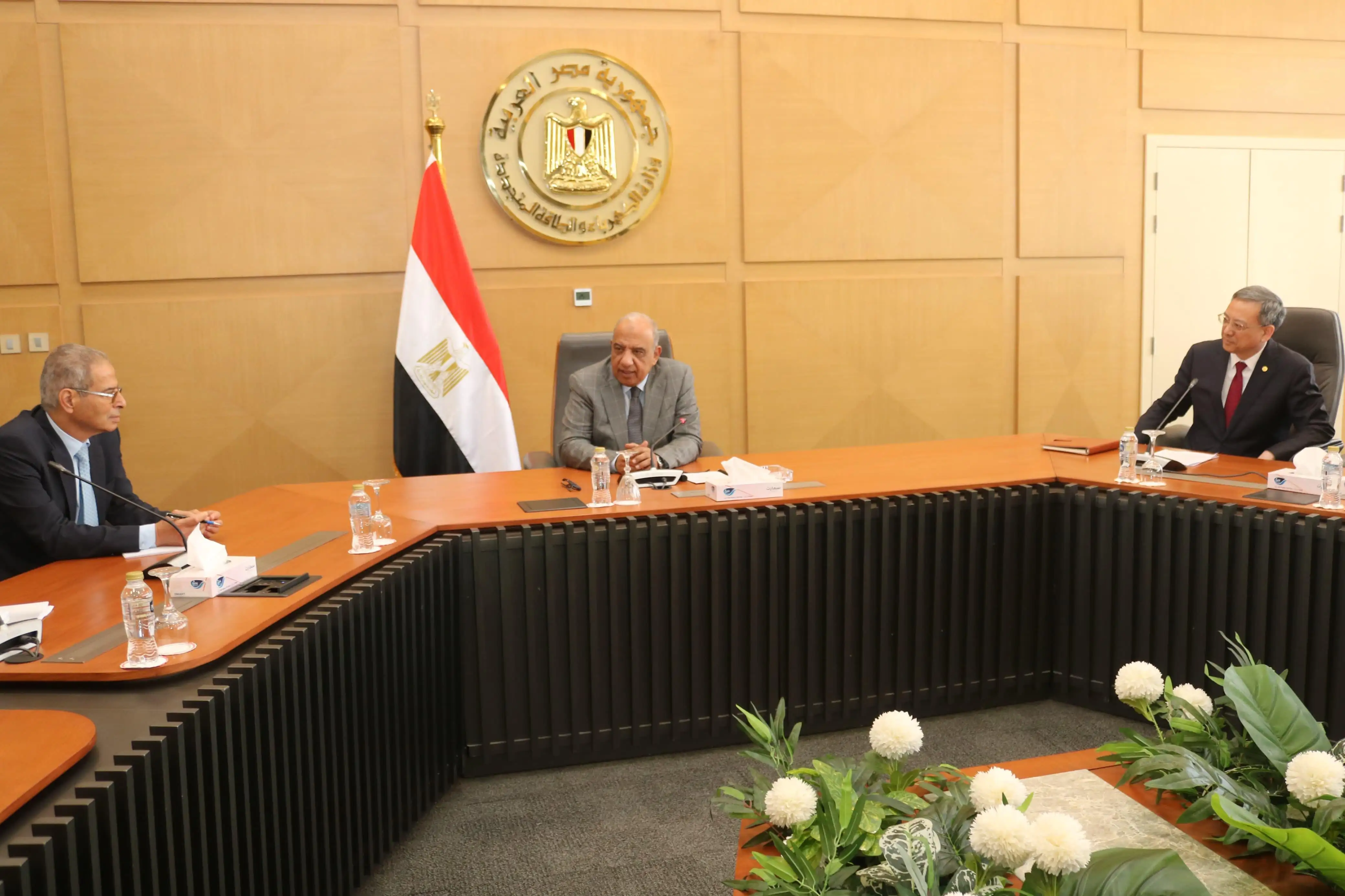 ''وزير الكهرباء'' يبحث مع مجموعة الصين لهندسة الطاقة ''China Energy'' ومعهد تخطيط الطاقة الكهربائية الصيني ''EPPEI'' سبل دعم وتعزيز التعاون فى مجالات دمج الطاقة المتجددة ومرونة الشبكة وبطاريات التخزين