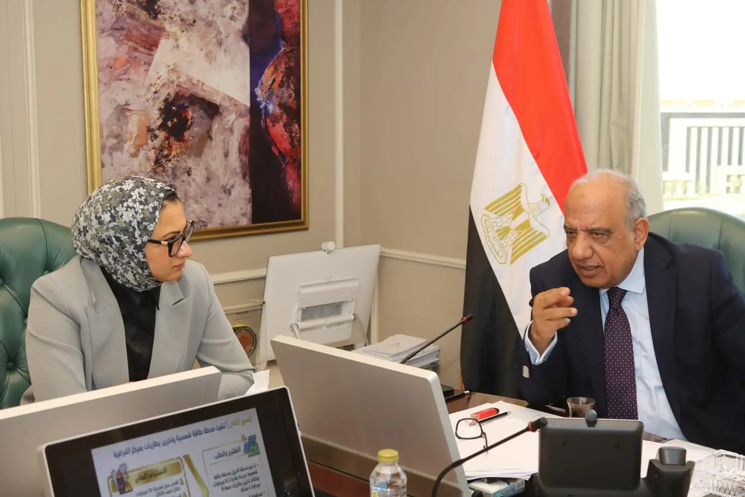 ''وزير الكهرباء'' يبحث مع ''محافظ الوادي الجديد'' سبل دعم الاعتماد على الطاقات المتجددة وتعزيز الشبكة وتأمين التغذية الكهربائية اللازمة فى اطار خطة التنمية المستدامة