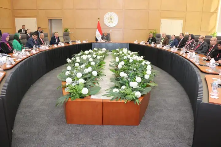 خلال اجتماعه برؤساء القطاعات ومديري ومسئولي التدريب بالشركات التابعة ''وزير الكهرباء'' يتابع مجريات تنفيذ خطط وبرامج التدريب