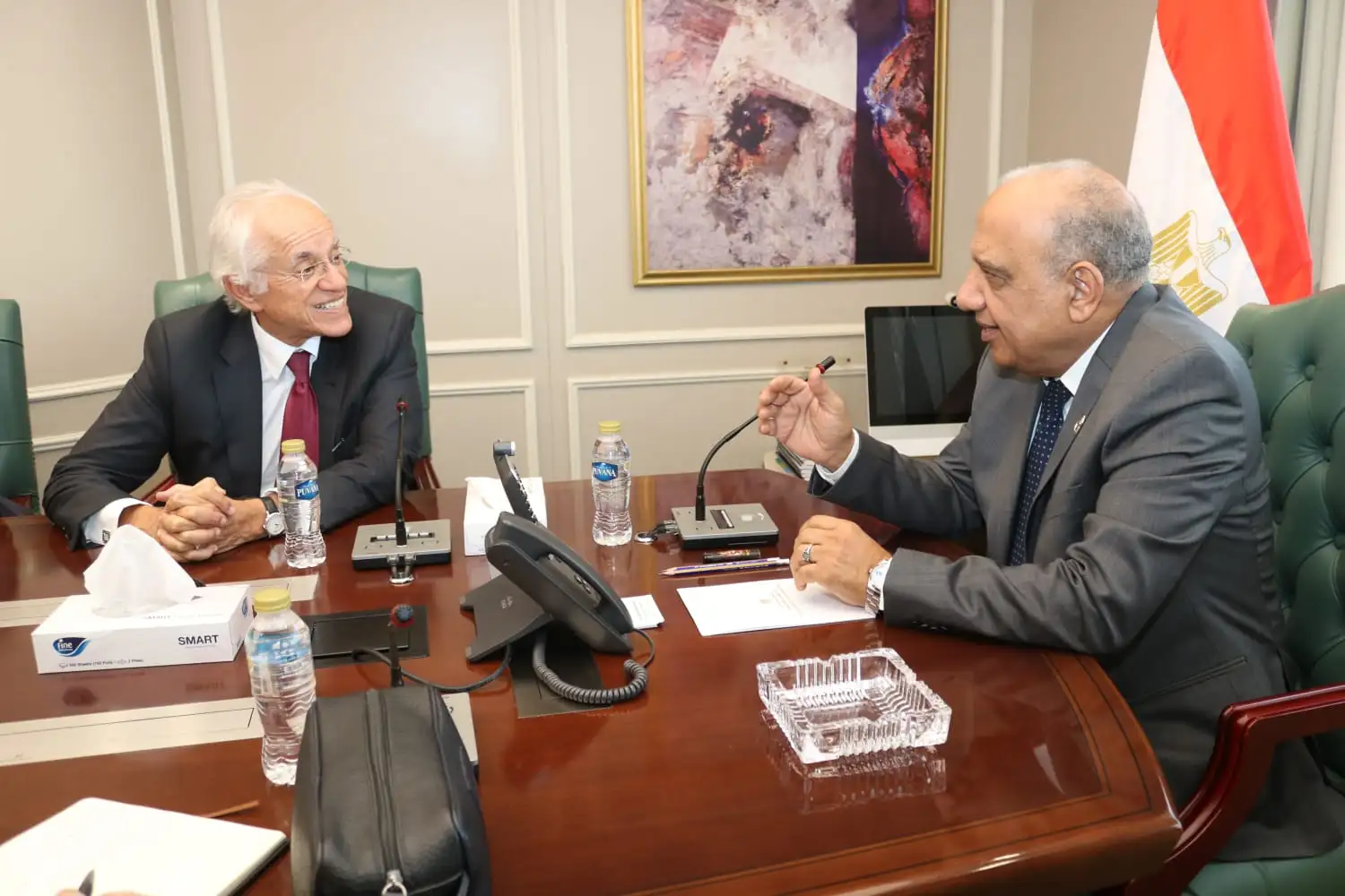 ''وزير الكهرباء'' يبحث مع رئيس مجموعة ''كوبولوزيس اليونانية'' مستجدات التنفيذ وتطور الأعمال في مشروع الربط الكهربائي المصري اليوناني