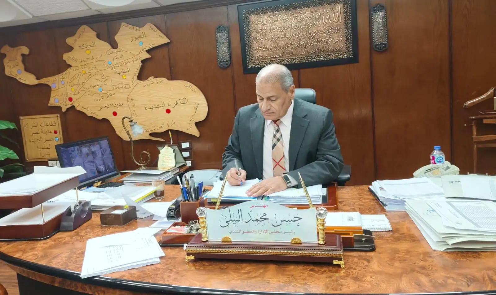 ضمن جولاته الميدانية 'رئيس كهرباء شمال القاهرة' يتفقد 'قطاع كهرباء مصر الجديدة' لمتابعة سير العمل 