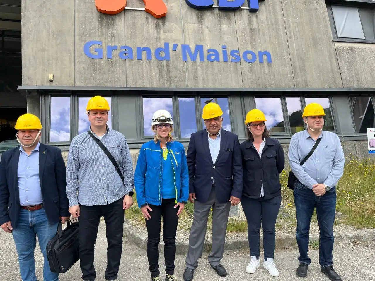 خلال زيارته إلى فرنسا 'وزير الكهرباء' يتفقد محطة 