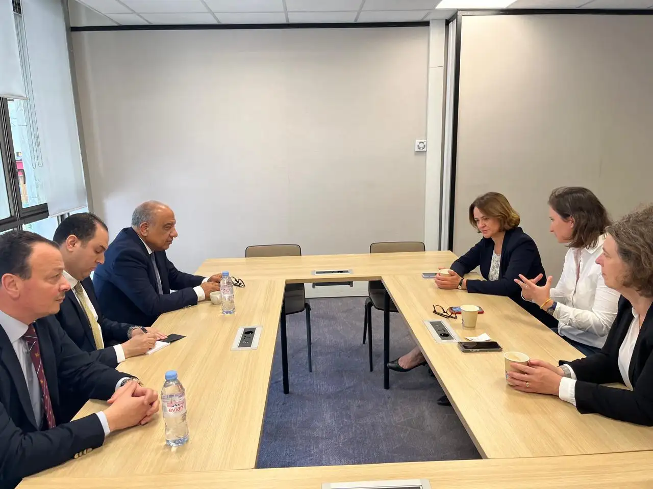 'وزير الكهرباء' يجتمع بمسئولي مجموعة 