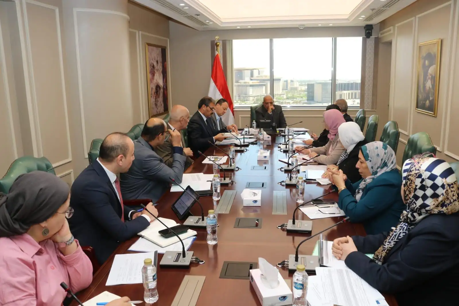 'وزير الكهرباء' يجتمع بقيادات الشركتين ومجموعة العمل المعنية بفصل المصرية لنقل الكهرباء عن الشركة القابضة لكهرباء مصر