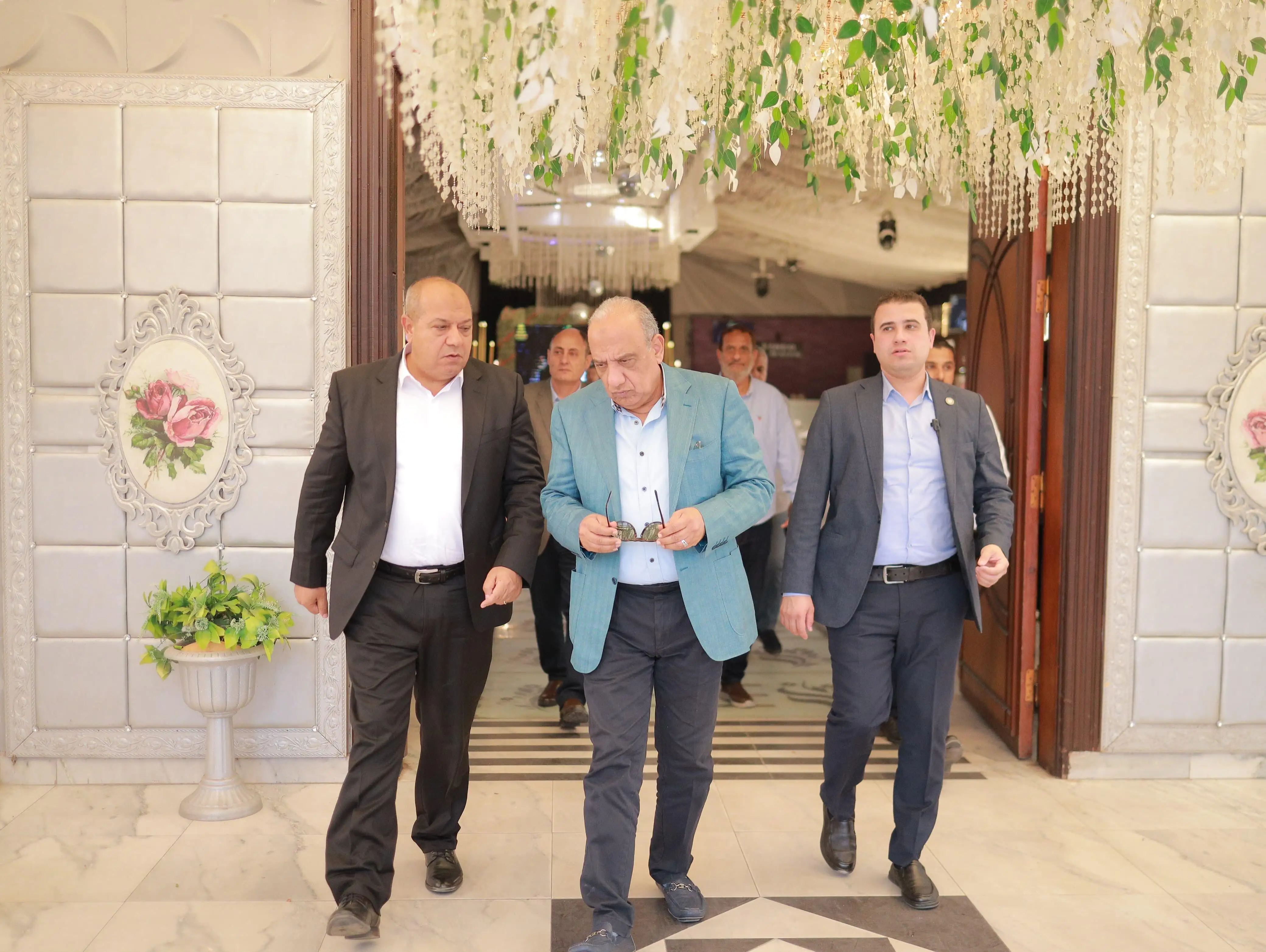 ''وزير الكهرباء'' يتفقد غرفة عمليات المراقبة ومتابعة العمل و مركز خدمات عملاء الشيخ زايد بشركة القناة لتوزيع الكهرباء